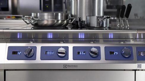 free-zone-induction-4knobs-digital-displays-e-XP-700-900-modular-cooking-electrolux-professional-dim-900x530-1-488x274-2.jpg